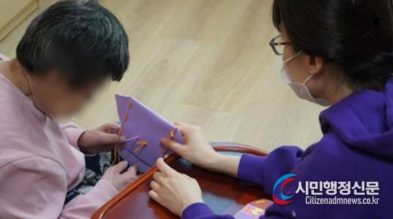 인천시사회서비스원 소속 중증장애인생활시설 ‘미추홀 푸르내’에서 생활지도사가 입소 장애인과 함께 놀이 활동을 하고 있다.