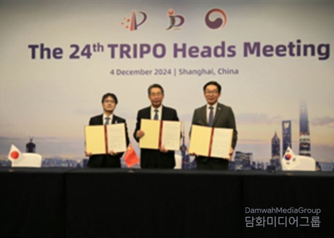 한·일·중 특허청장 회의(김완기 특허청장(왼쪽 3번째), 션 창위 중국 국가지식산권국 청장(왼쪽 2번째), 오노 요타 일본 특허청장(왼쪽 1번째)이 제24차 한·일·중 청장회의 회의록에 서명 후 기념촬영을 하고 있다.)