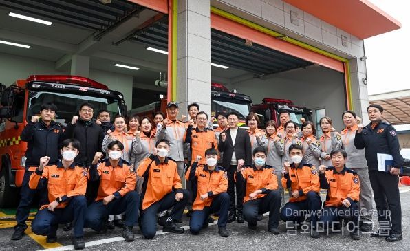 김동근 시장이 1월 13일 의정부소방서 송산119안전센터를 방문해 소방 관계자들과 기념사진을 찍고 있다.