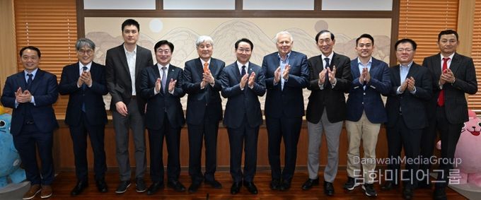 유정복 인천광역시장이 23일 시청 대접견실에서 김한중 차 의과대학교 이사장(왼쪽 다섯번째), 찰스 위너(Charles Wiener)) 존스홉킨스 대학교 국제의료 총장(왼쪽 일곱번째)을 접견하고 참석자들과 기념촬영을 하고 있다.