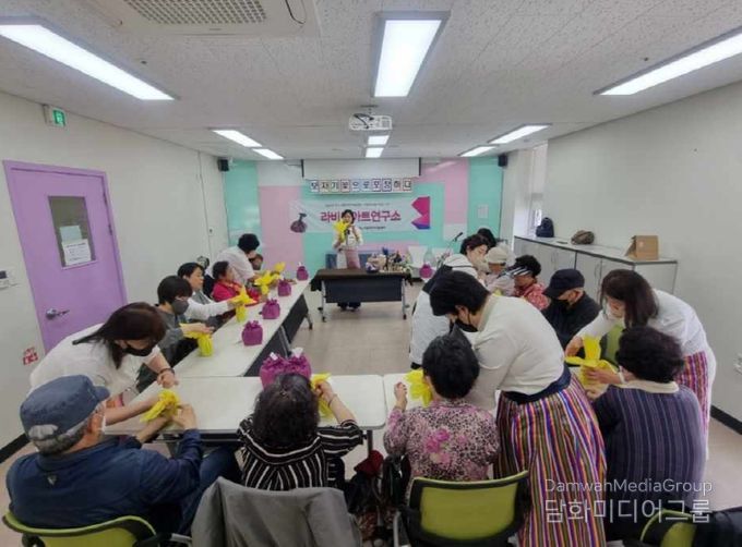 부산 서구 치매안심센터, 힐링 프로그램 '보자기꽃으로 포장하다' 운영