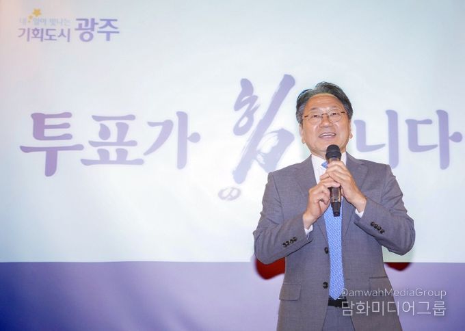 강기정 광주광역시장이 15일 오전 북구 금파공업고등학교를 찾아 학생들을 대상으로 생애 첫 투표를 독려하고 있다./광주광역시 제공