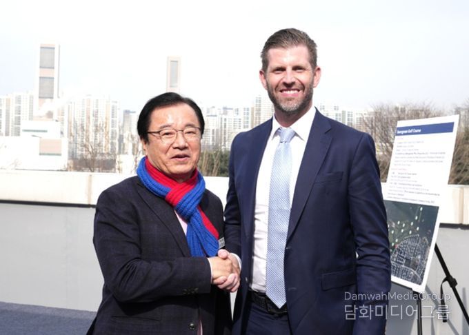 이현재 하남시장(왼쪽)과 도널드 트럼프 미국 대통령의 차남인 에릭 트럼프(Eric Trump) 트럼프 그룹 총괄 부사장(오른쪽)과 만나 기념촬영하고 있다.