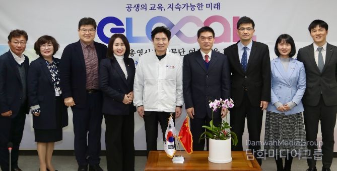 전라남도교육청과 주광주 중국 총영사관 관계자들이 한·중 국제교육교류 활성화 방안을 논의한 뒤 기념촬영을 하고 있다.