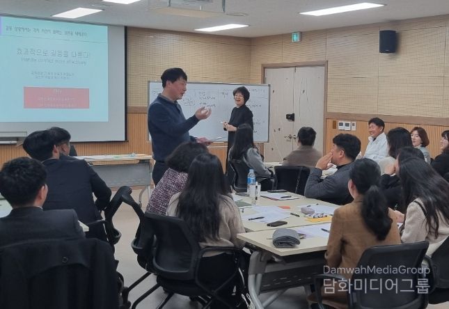 박재현 체육건강과장이 미래교육 비전 수립 및 청렴 문화 확산을 위한 워크숍에서 인사말을 전하고 있다.