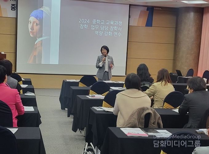 인사말하는 이숙희 중등교육과정 장학관