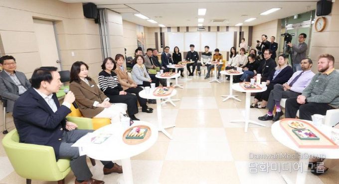 임태희경기도교육감이 15일 경기도교육청국제교육원을 방문한 가운데 인사말씀을 하고 있다.