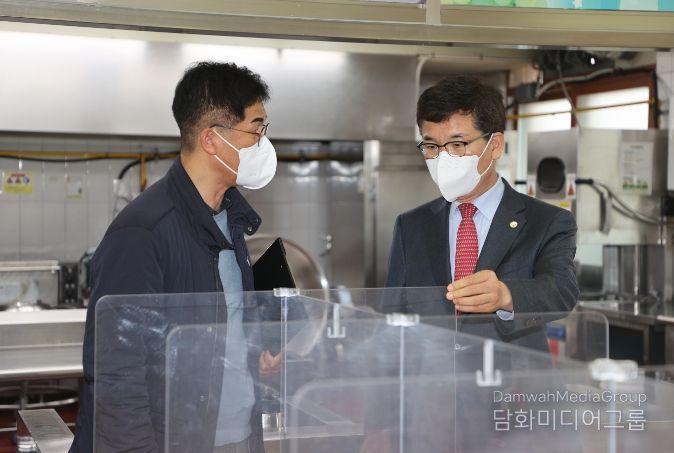 윤건영 교육감, 신학기 감염병 예방 관리 총력