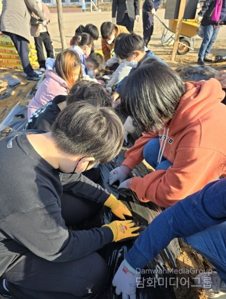 이화초등학교는 18일 학생들이 스스로 가꾸는 이화 텃밭을 만들었다.