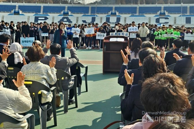 2024 교육장기 육상대회에서 개회사하는 최은미 교육장
