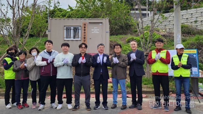 포항시는 포항철강산업단지에서 발생되는 악취의 신속한 대응과 민간 환경감시원의 효율적인 환경 감시활동 지원을 위해 24일 오천읍 원리 지역에 이동 환경상황실을 설치했다.