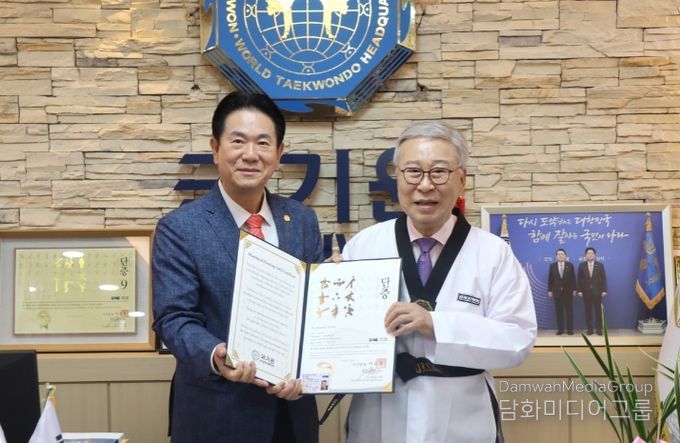 이동섭 국기원장(왼쪽)이 김창준 前 미국 연방하원의원(오른쪽)에게 명예 7단증을 수여하고 기념사진을 촬영하는 모습