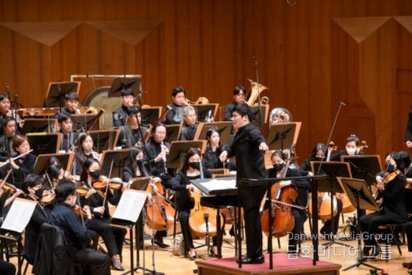 사진: ‘제1회 KSO국제지휘콩쿠르’에서 2위와 관객상을 거머쥔 윤한결 지위자의 본선 경연 모습