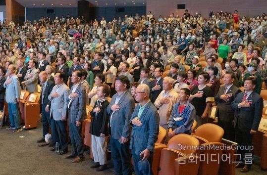 노인의 날 기념행사에 참석한 강남구의회 의원들