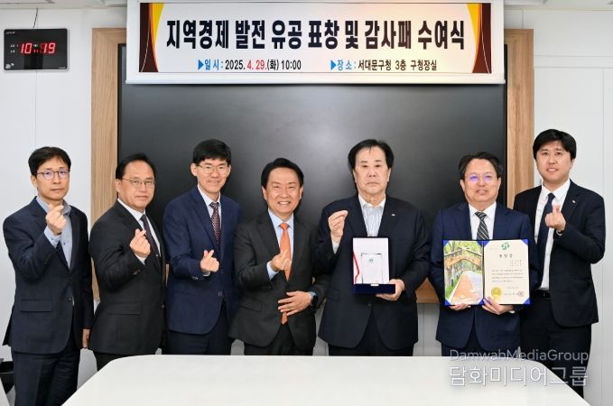 SM그룹에 대한 서대문구의 표창장과 감사패 수여식에서 이성헌 구청장(가운데)과 우오현 SM그룹 회장(오른쪽 세 번째)이 관계 직원들과 함께 기념 촬영을 하고 있다.(4월 29일 구청장실)
