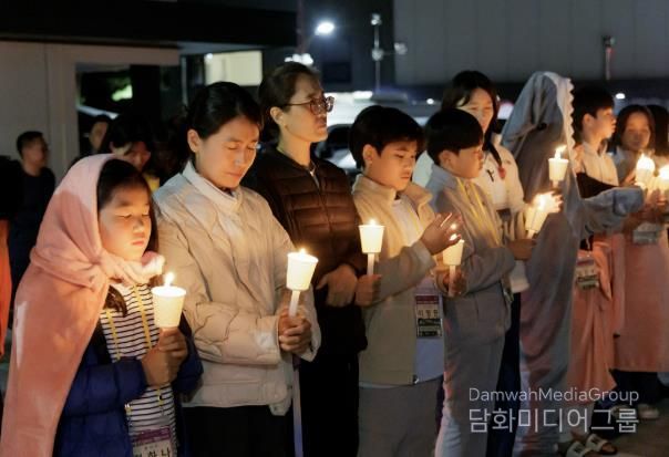2024 마포구 엄빠랑캠프 참여자들이 레크리에이션을 하고 있다.