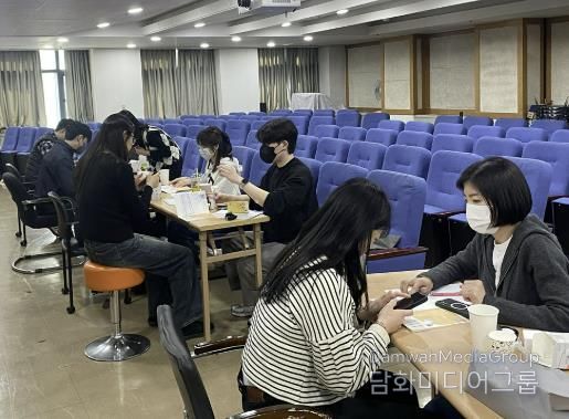 도봉구 직원이 지역 내 한 사업장을 방문해 도봉구 모바일 헬스케어 사업을 안내하고 있다.