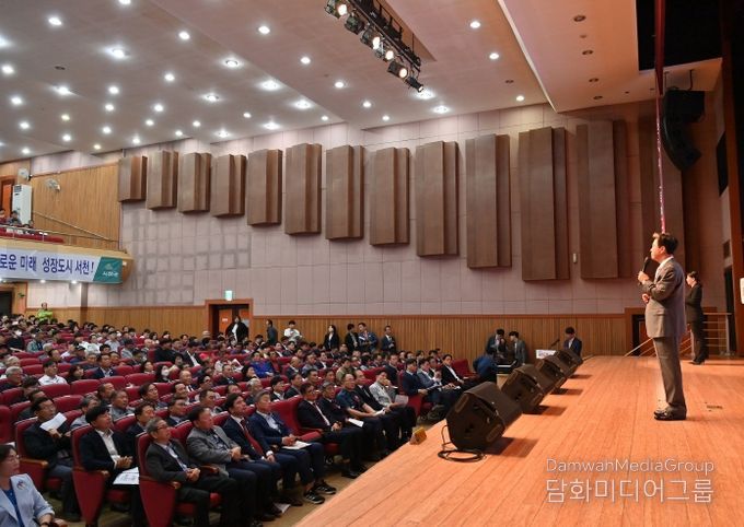 김태흠 충남도지사가 지난해 5월 13일 민선8기 3년차 시군 방문 첫 일정으로 서천군을 찾아 문예의 전당 대공연장에서 도민과의 대화를 진행하고 있다.