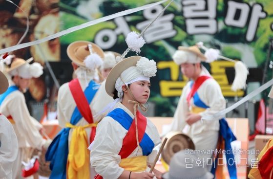 충북 괴산군 감물면에서 열린 ‘제14회 감물감자축제’ 첫날, 풍물놀이 공연이 펼쳐져 흥겨운 축제 분위기를 더했다