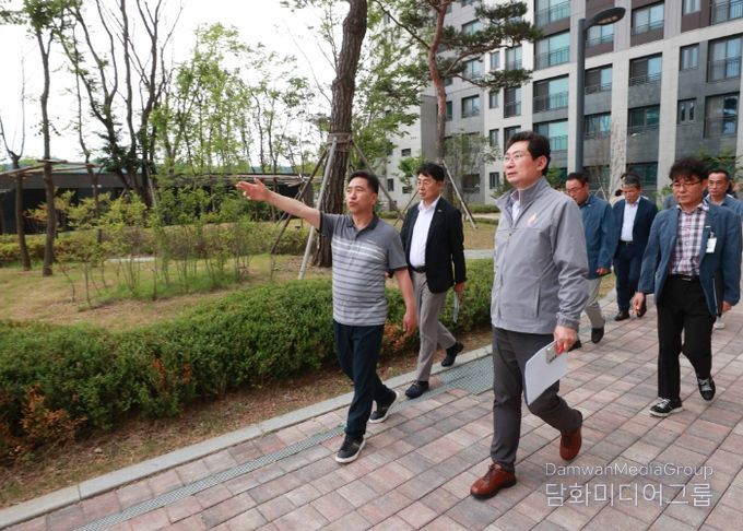 이상일 용인특례시장은 24일 처인구 고림동 '힐스테이트 용인 둔전역 아파트'를 방문해 '공동주택 민생현장 소통버스킹'의 첫문을 열고 입주민들과 소통했다