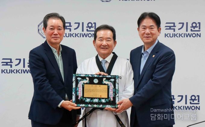 국기원 강의실에서 열린 ‘2025년도 제5차 임시이사회’에서 전갑길 국기원 이사장(왼쪽)이 정세균 전 국무총리에게 감사패를 전달한 후 기념촬영 모습