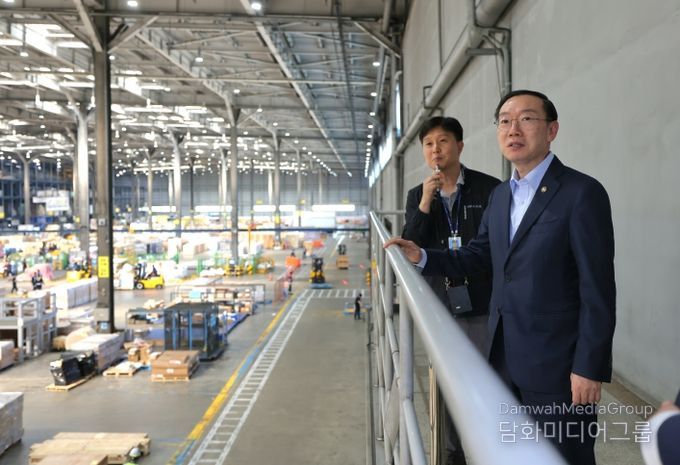 이명구 관세청장(오른쪽)이 25일(금) 오후 대한항공 화물터미널을 방문하여 항공 및 특송화물 통관 현장을 점검하고 있다