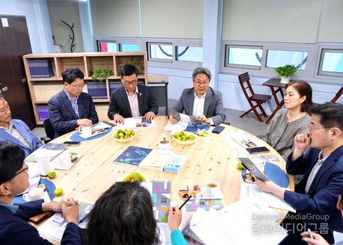 강기정 광주광역시장이 13일 오후 전일빌딩245에서 열린 시민사회단체 간담회에 참석해 공유공간 활용 방안을 논의하고 있다. /광주광역시 제공