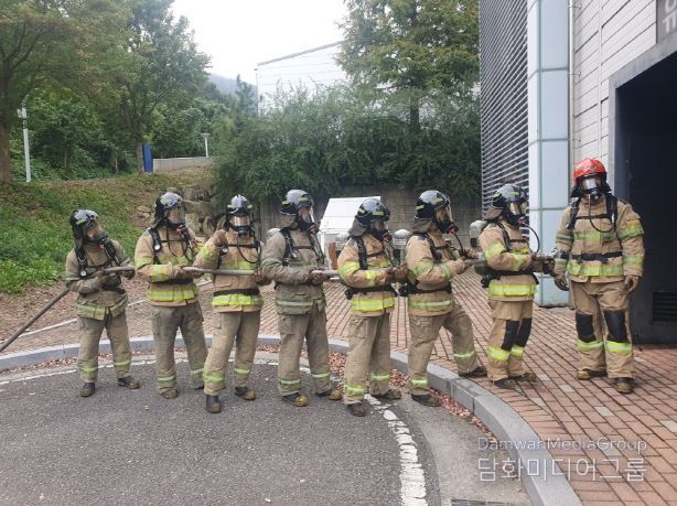 실제 화재 대응 훈련을 하는 장면