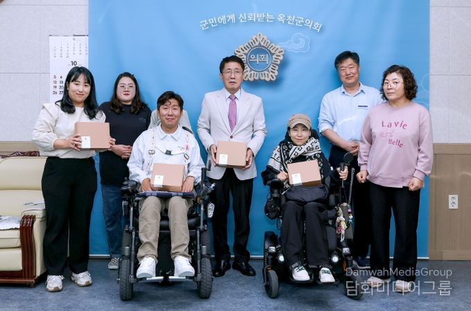 최중증장애인이 만든 희망의 굿즈, 옥천군의회에 전달