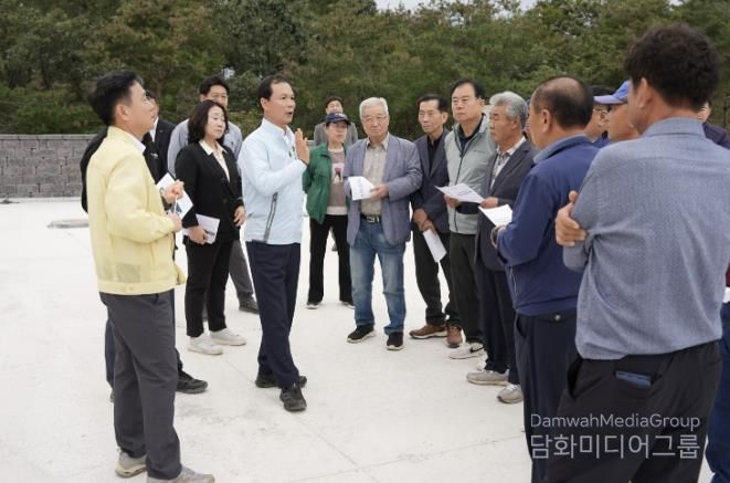 맹동저수지 둘레길 조성 사업 현장 방문.jpg