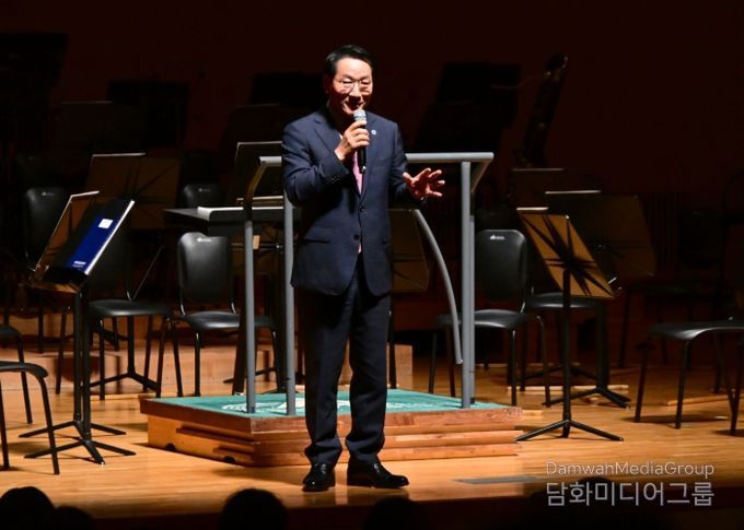 유정복 인천광역시장이 15일 아트센터인천에서 열린 '제61회 인천시민의날 기념음악회'에서 인사말을 하고 있다.