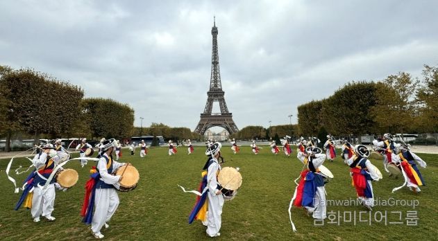 화천 청소년 풍물단이 지난 8일부터 14일까지, 프랑스 파리에서 진행된 해외교류 행사를 성공적으로 마쳤다