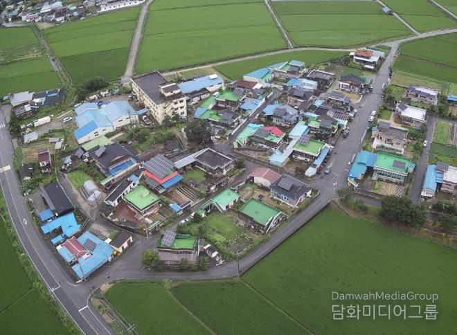 태양광 시설 설치 마을 사진