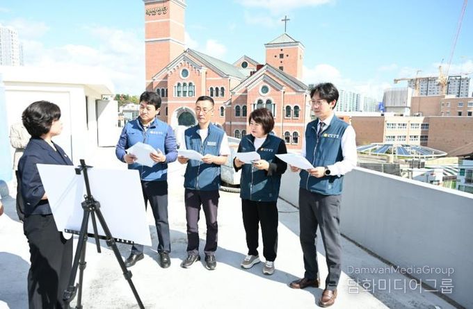 울산 중구의회(의장 박경흠) 복지건설위원회는 17일 중부권 노인복지관 건립 예정지를 찾아 현장점검활동을 펼쳤다