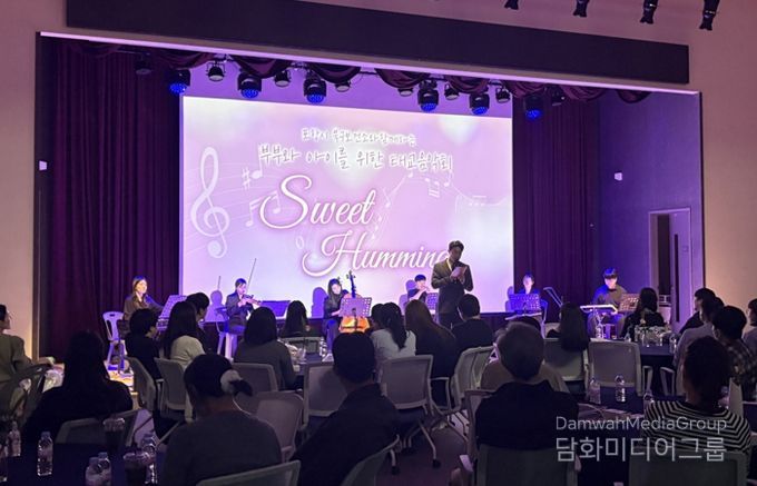 포항시 북구보건소가 지난 17일 개최한 스위트허밍 태교음악회에서 배우자가 사랑의 메시지가 담긴 깜짝 편지를 낭독하고 있다.