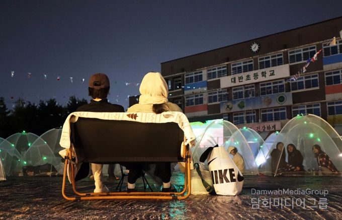 지난 18일 월국동 대반초등학교 운동장에서 제3회 모기장 영화제를 개최했다.