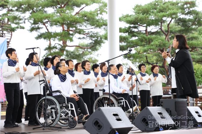 시민과 함께한 제8회 충주시평생학습박람회 성료(동아리의 노래 공연)