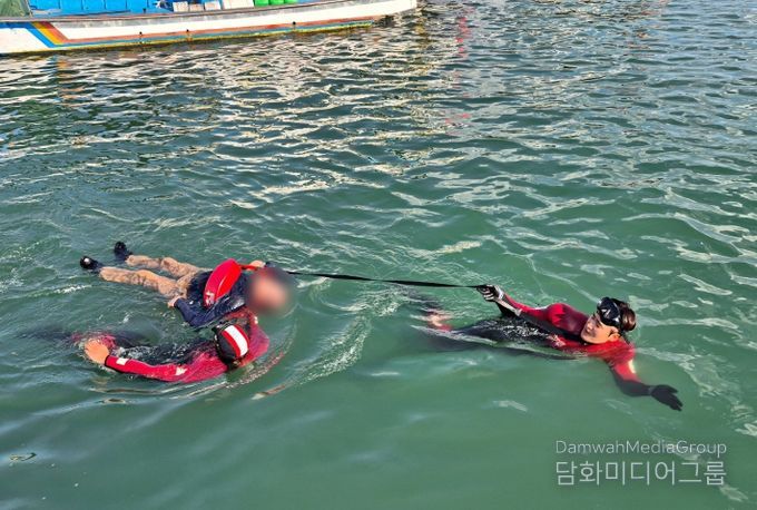 사천해경, 20일 삼천포구항에서 발생한 익수자를 사천구조대원들이 구조하고 있는 모습