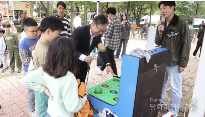 유성훈 금천구청장이 18일 열린 공감학교 행사에서 ‘갈등타파 두더지게임’을 즐기고 있다