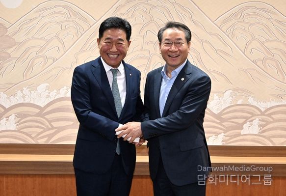 유정복시장이 박종범 세계한인경제무역협회 회장을 만나(25.7.25) 10월 개최되는 세계한인인경제인대회 추진 상황을 점검하고 있다