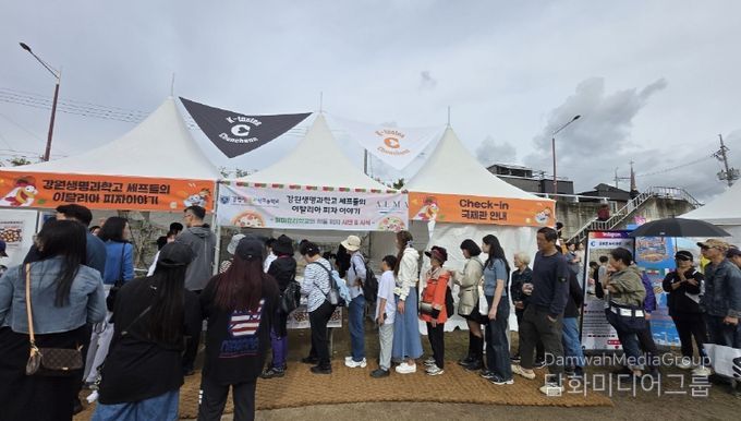 막닭축제에서 선보인 강원생명과학고 피자_부스 사람 북적.
