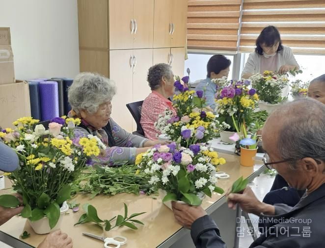 화성특례시 팔탄보건지소 재능기부 프로그램으로 어르신들이 꽂꽂이 활동에 참여하고 있다