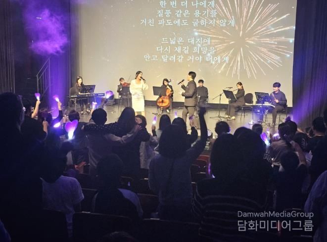 영덕군보건소가 예비 부모를 위해 마련한 힐링음악회 모습.