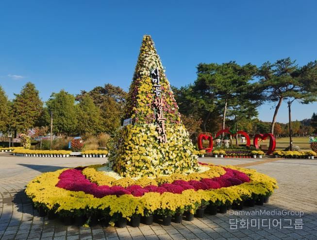 대형 조형탑 국화