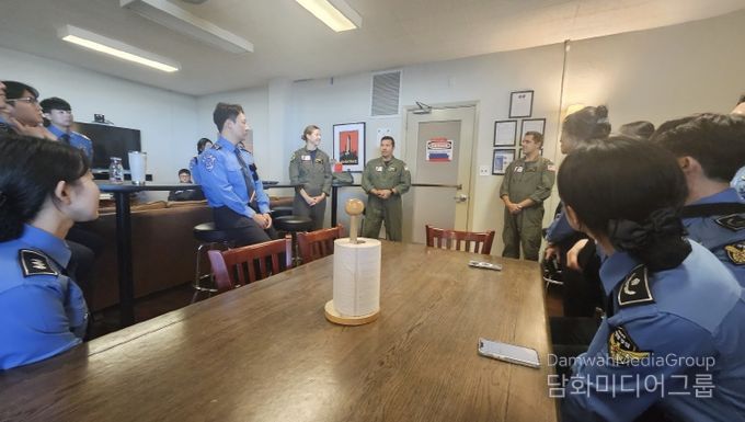작년 교육생들이 미국 해안경비대 시설물과 작전 등에 대한 교육을 받고 있는 모습