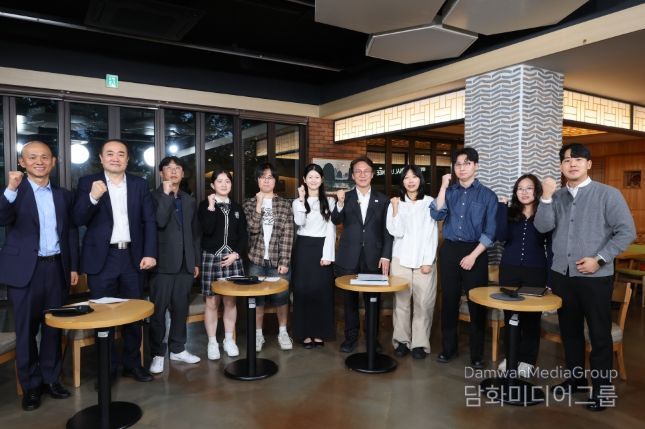 김민석 국무총리가 22일 대구 계명대학교 성서캠퍼스에서 열린 '미래대화 1·2·3 #청년일자리' 제4차 K-토론나라에서 청년들과 대화를 나누고 있다.