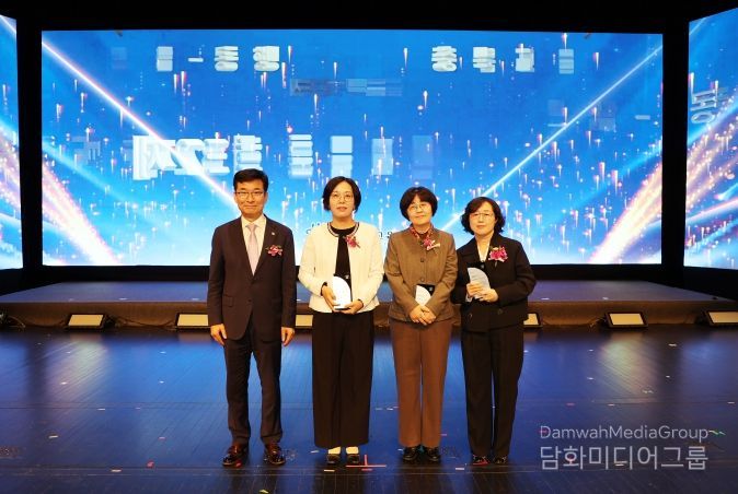 왼쪽부터 왼쪽부터 윤건영 교육감, 이복섬 수석교사, 이경희 교사, 이경하 교사