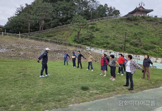 노르딕워킹 전 준비운동 모습