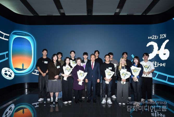 23일 인천공항 제2여객터미널 강동석관에서 진행된  ‘제2회 ICN 26(아이씨엔 이륙) 영화제 시상식’에서 인천국제공항공사 이학재 사장(사진 앞줄 왼쪽에서 네 번째) 및 수상자들이 기념촬영을 하고 있다.