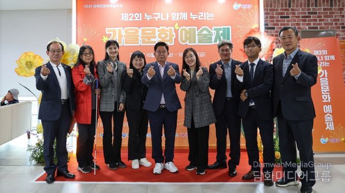 박강수 마포구청장이 제2회 누구나 함께 누리는 가을문화예술제에 참석했다